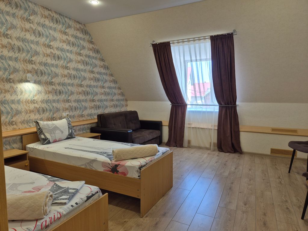 Эмигрант — Трёхместный номер стандарт