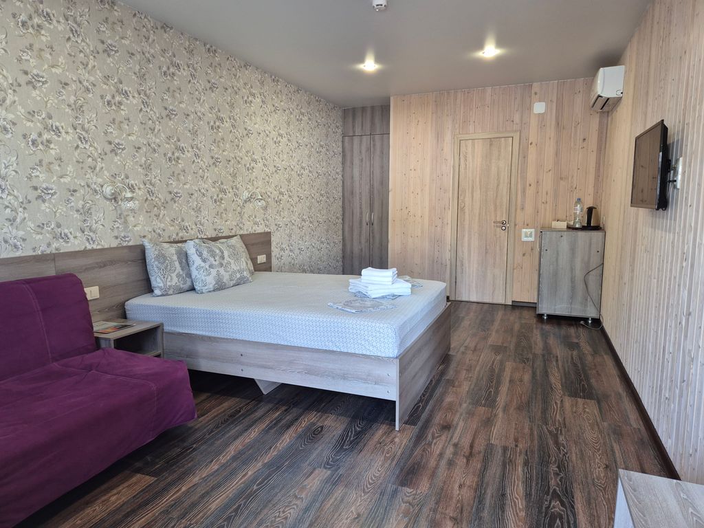 Эмигрант — Трёхместный номер улучшенный