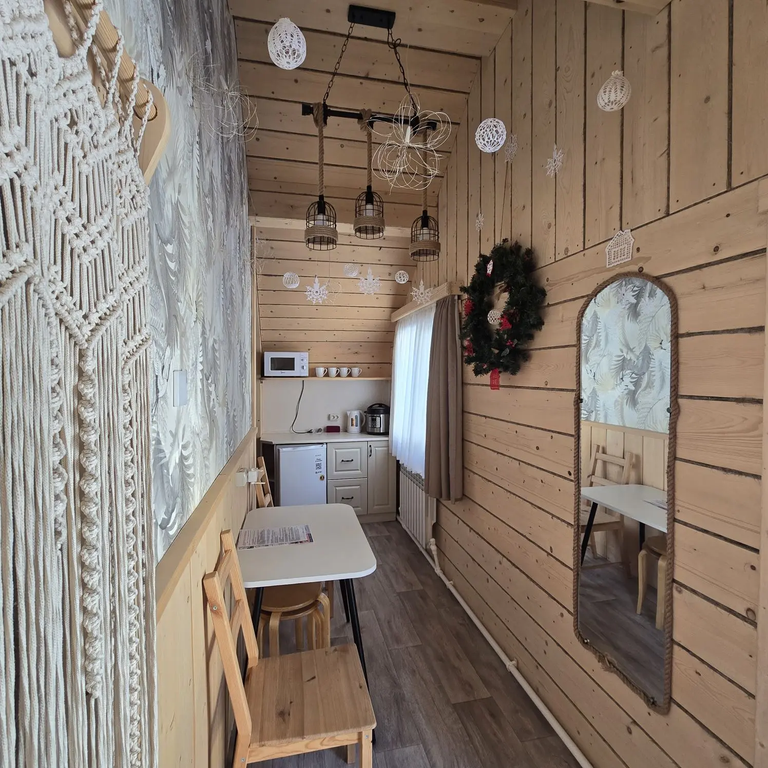 "Усадьба Жар-птица" — Четырёхместный номер улучшенный с видом на горы