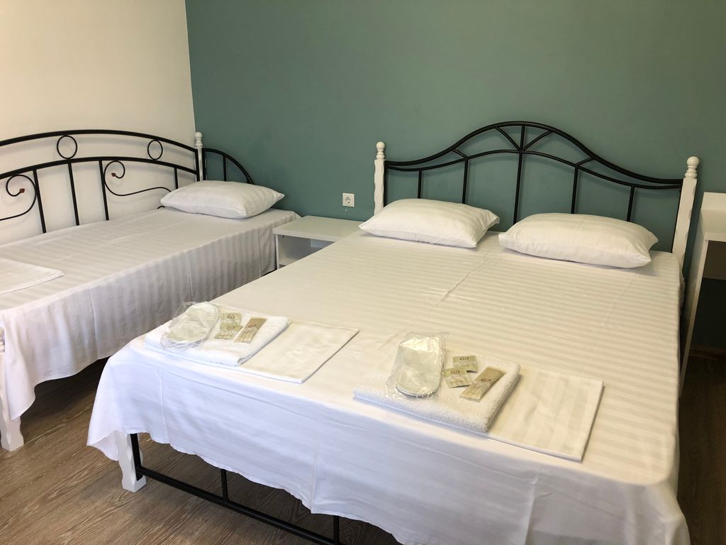 ЭлеОн Хаус — Трёхместный номер С видом на бассейн трехместный