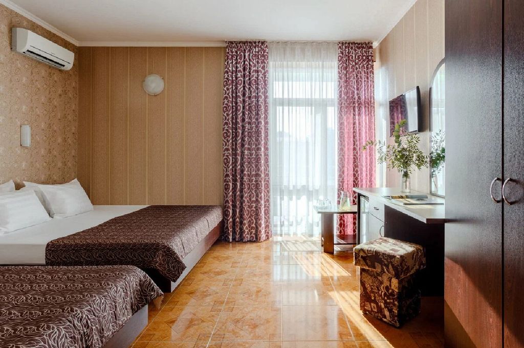 Посейдон 2 — Четырёхместный номер Полулюкс 4-местный с балконом на мансарде