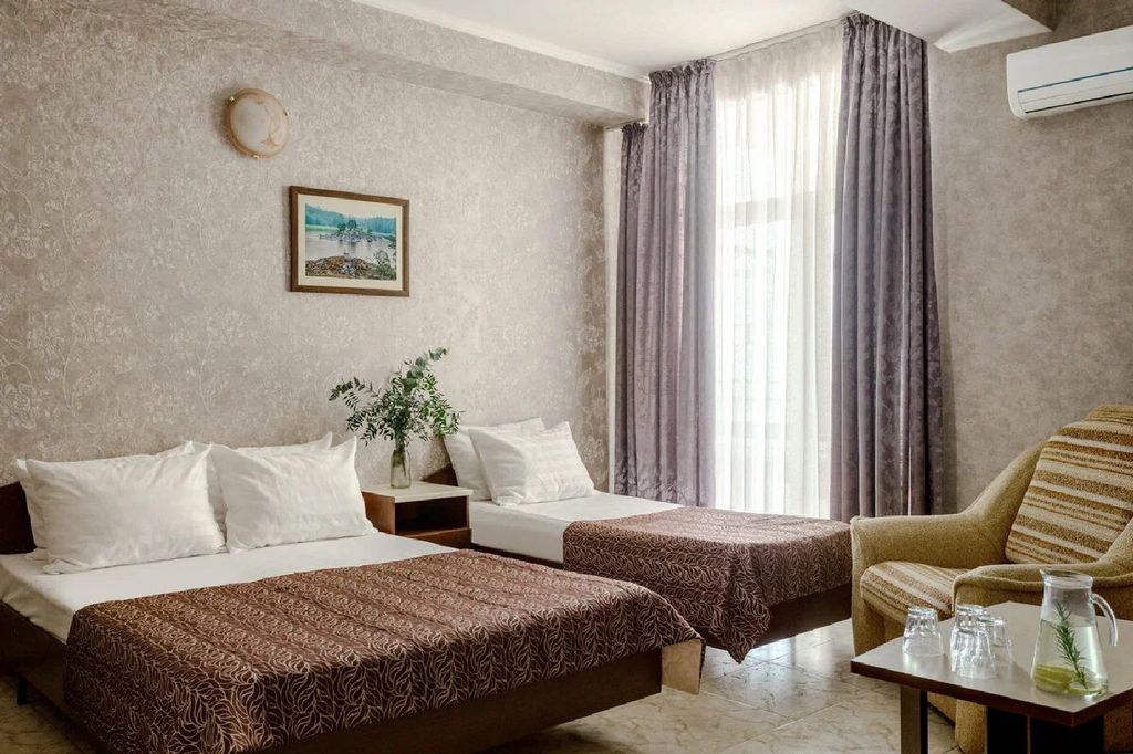 Посейдон 2 — Трёхместный номер полулюкс с балконом