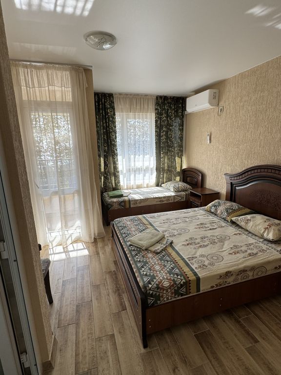 Елена — Трёхместный номер стандарт с видом на город