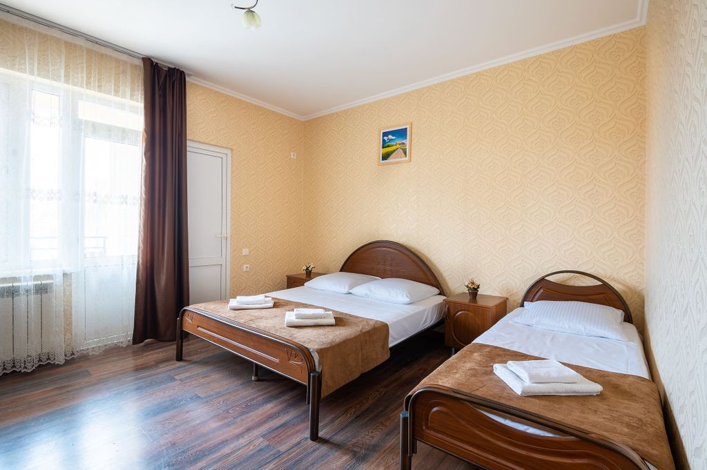 Эдельвейс — Трёхместный номер стандарт