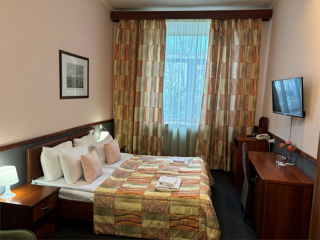 Елизар — Двухместный номер с 1 кроватью эконом (удобства в блоке рядом с номером)