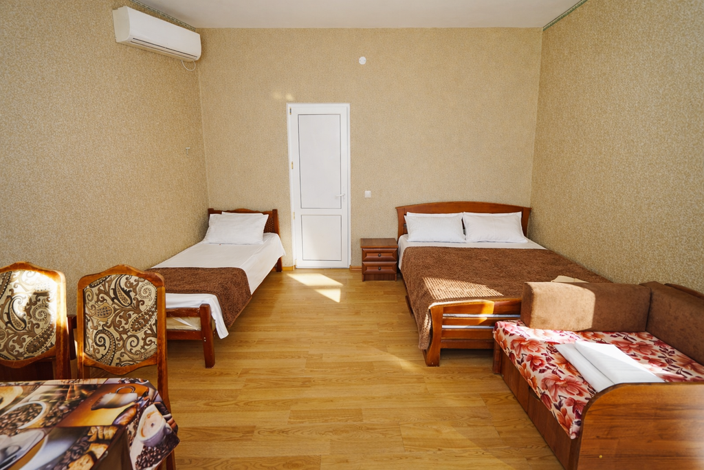 Лилия — Четырёхместный номер Полулюкс с балконом