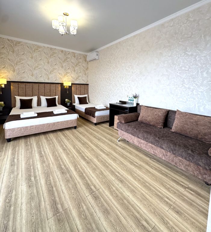 Адонис — Семейный номер люкс с видом на город