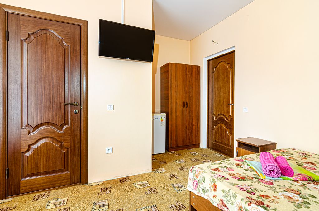 Лилия — Трёхместный номер 11 Стандарт трехместный с балконом