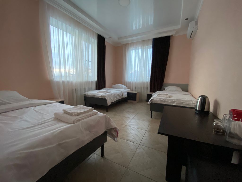 Жемчужина — Трёхместный номер стандарт с видом на горы