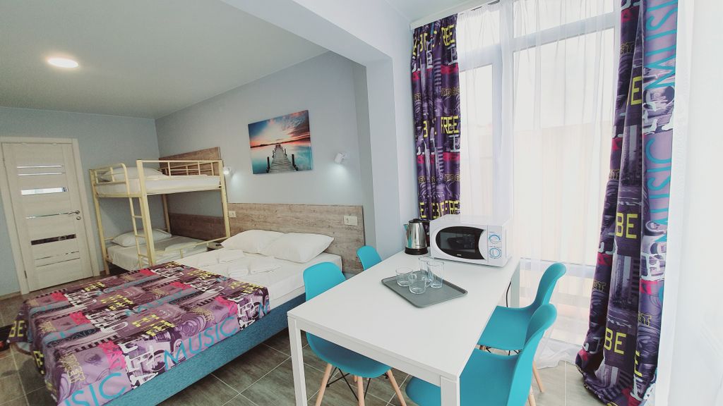 Чер&Ника — Четырёхместный номер Четырехместный номер с двухярусной кроватью