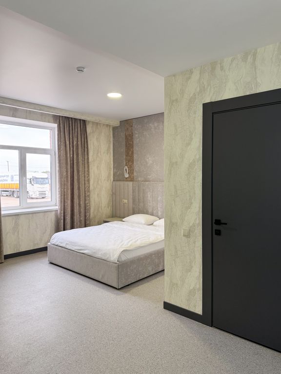 Dav — Трёхместный номер с двуспальной кроватью и диваном