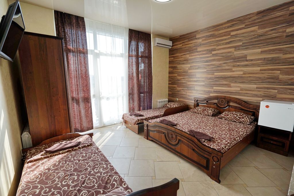 Эвелина — Четырёхместный номер стандарт с видом на горы