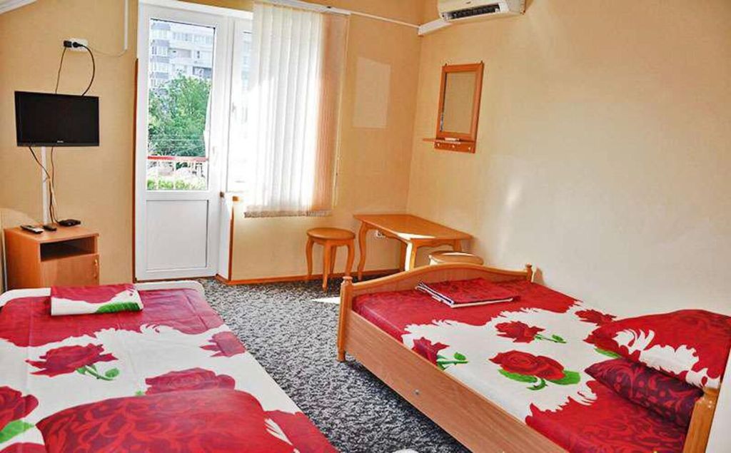 СанниЛэнд — Трёхместный номер Трёхместный номер стандарт. Свой санузел, холодильник, телевизор, кондиционер.