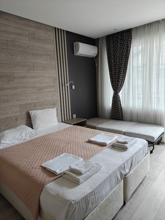 Лазурный — Трёхместный номер Комфортный номер с балконом №6