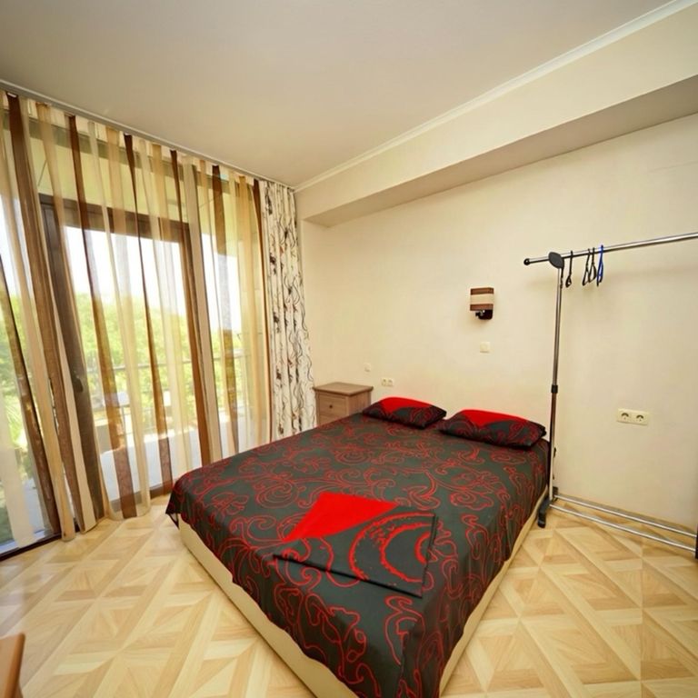 Ш13 — Трёхместный номер Стандарт трехместный с балконом и боковым обзором на море