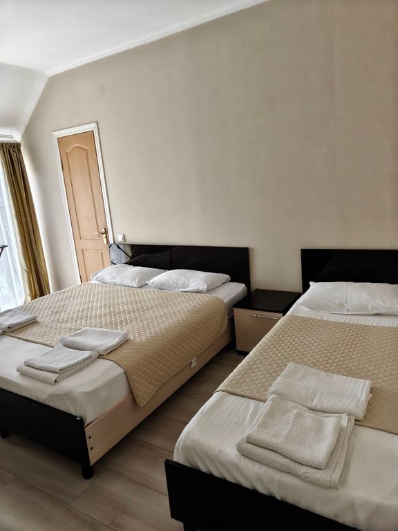 Лазурный — Трёхместный номер комфортный и просторный 11