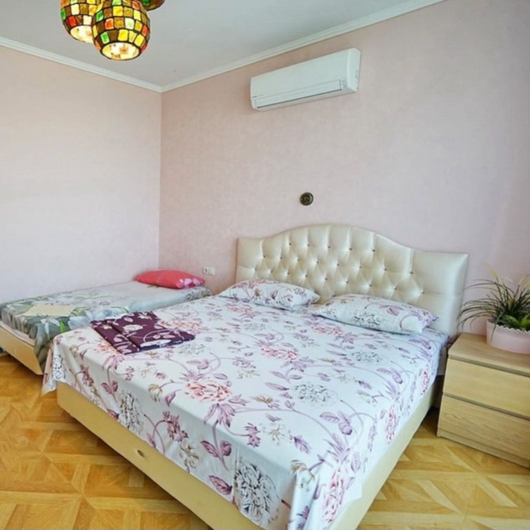 Шевченко 13/3 — Трёхместный номер с балконом и видом на море (с индивидуальными удобствами)