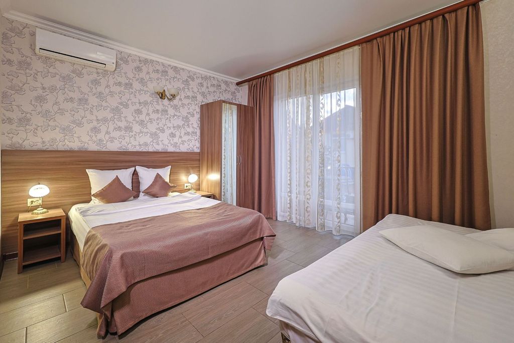 Лорис — Трёхместный номер улучшенный с балконом