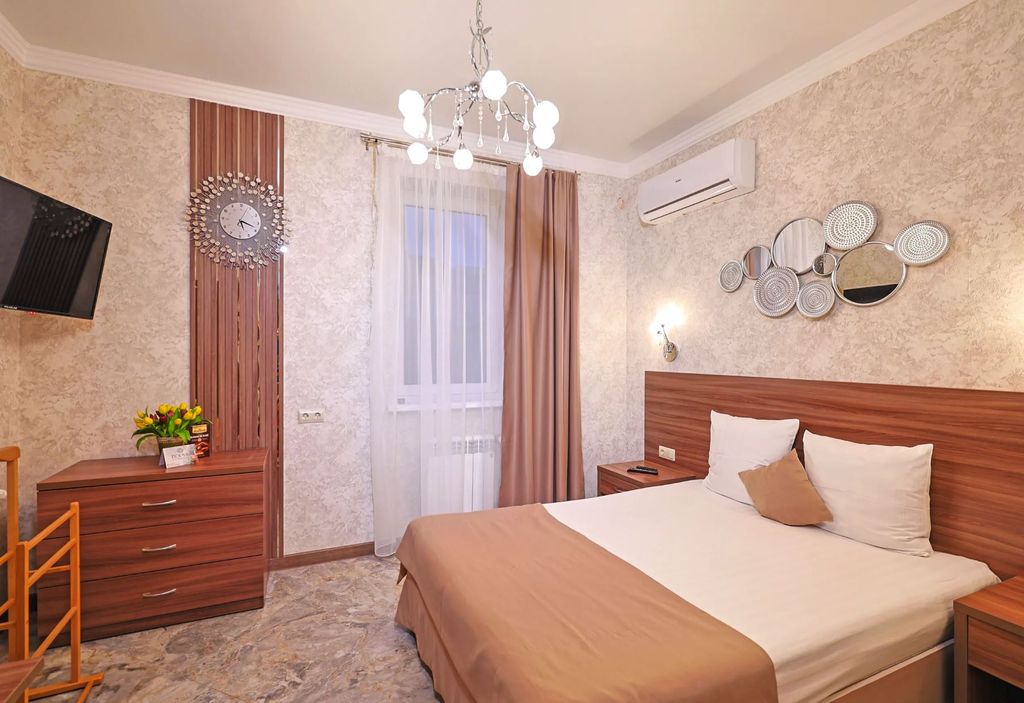 Лорис — Трёхместный номер студио с отдельным входом