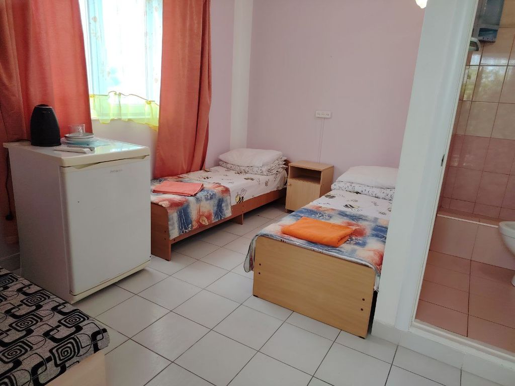 ЭдиРоз — Трёхместный номер 3х местный номер с удобствами, тв, холод. и кондиционером