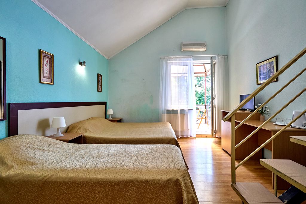 Солнечный — Трёхместный номер с балконом