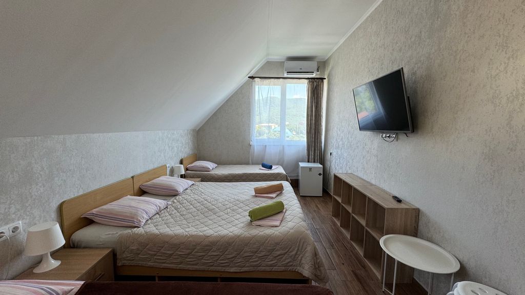 Афродита — Трёхместный номер улучшенный с видом на горы