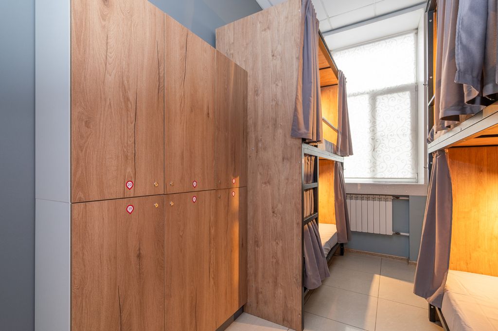 Дип Слип — Многоместный мужской номер Капсула в 6-местном мужском номере