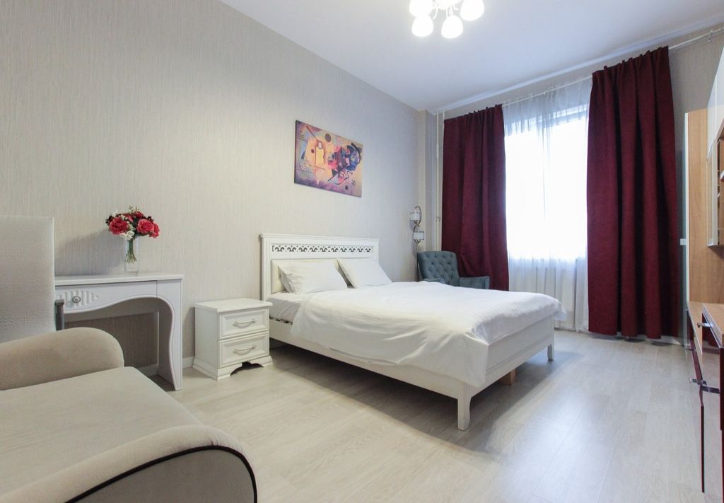 ЛунаПулково — Четырёхместный номер улучшенный с видом на город