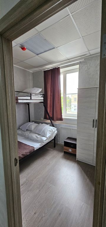 Люкс — Двухместный номер с 2 отдельными кроватями  с полуторной и односпальной кроватями