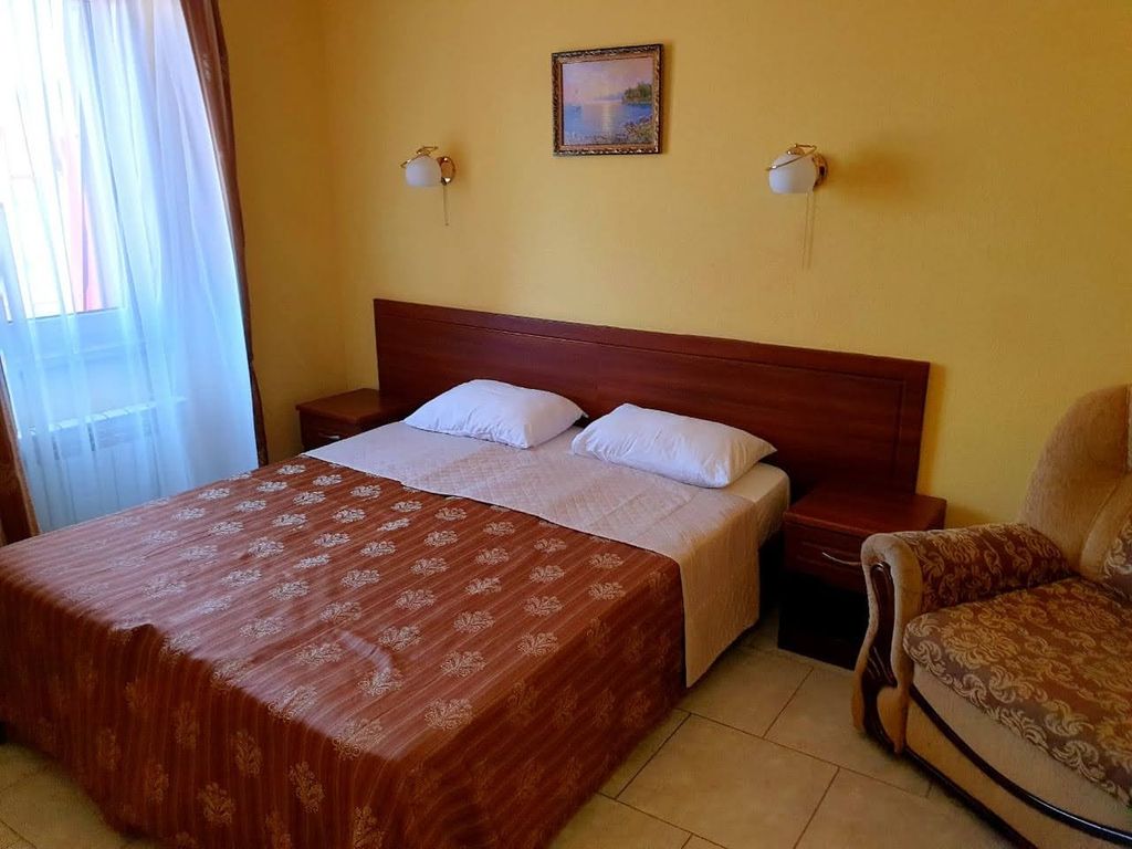 Аквамарин — Трёхместный номер Двух трех местный евростандарт с мини-кухонным уголком