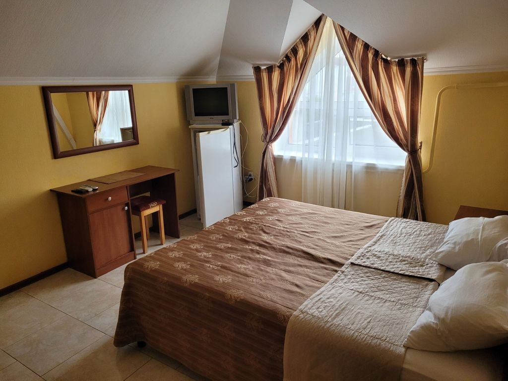 Аквамарин — Трёхместный номер стандарт с удобствами на блок