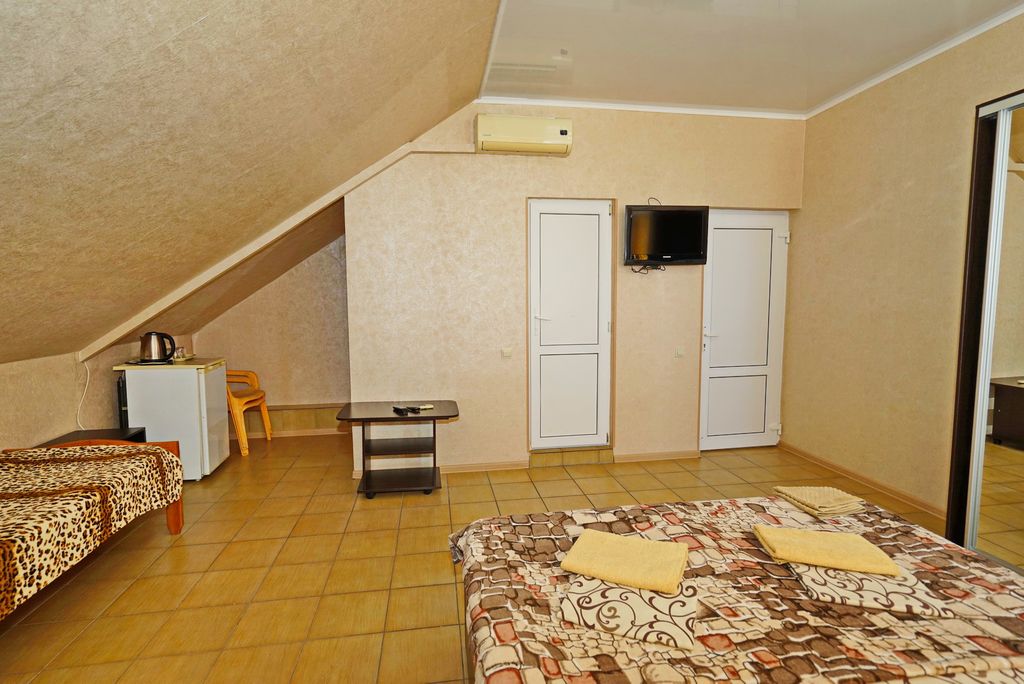 Эдем — Четырёхместный номер без балкона