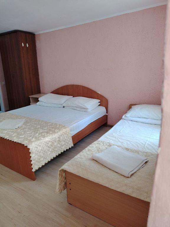 ЭдиРоз — Четырёхместный номер 1-комнатный номер с удобствами и мини кухней