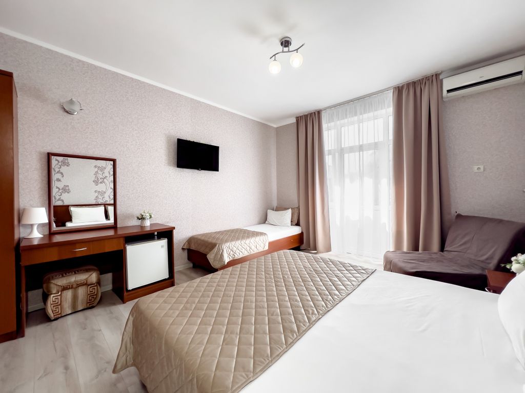 Ренессанс — Четырёхместный номер люкс с балконом