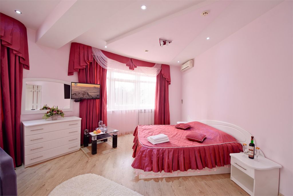 Радуга - Престиж — Трёхместный номер полулюкс с балконом