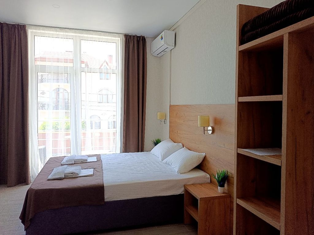 Amina — Трёхместный номер с балконом с видом на улицу