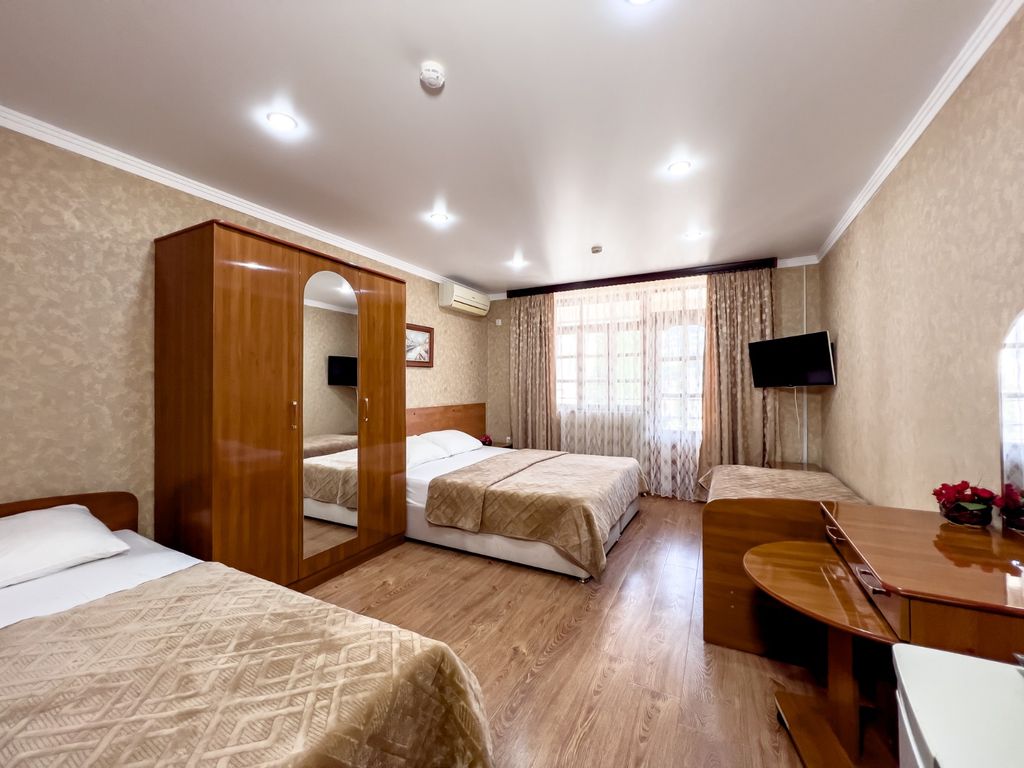 Бриз-Адлер — Четырёхместный номер улучшенный