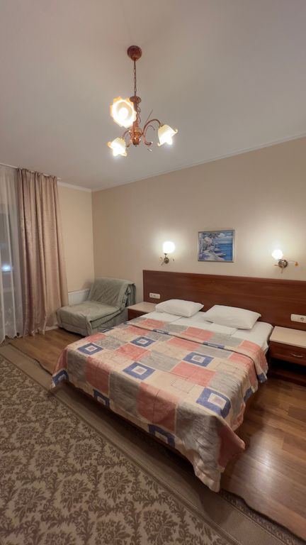 Морской Бриз — Трёхместный номер улучшенный с видом на город