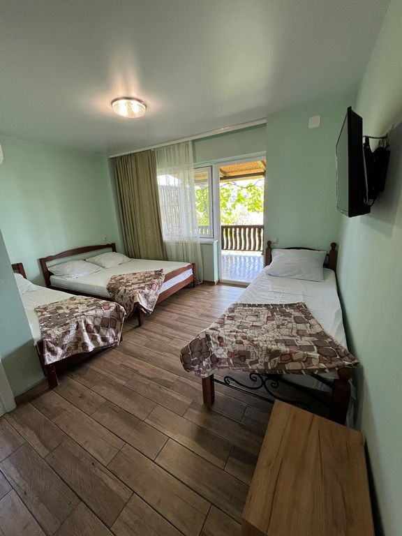 У Генриха — Четырёхместный номер стандарт с террасой и видом на море