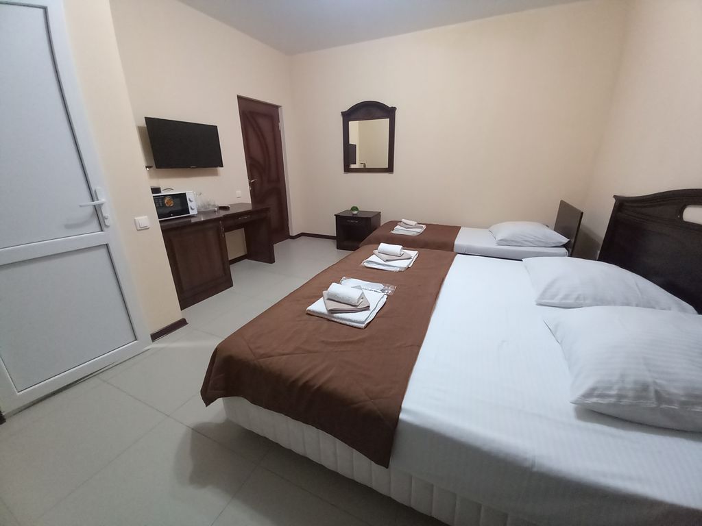 Южная роза — Трёхместный номер люкс с балконом