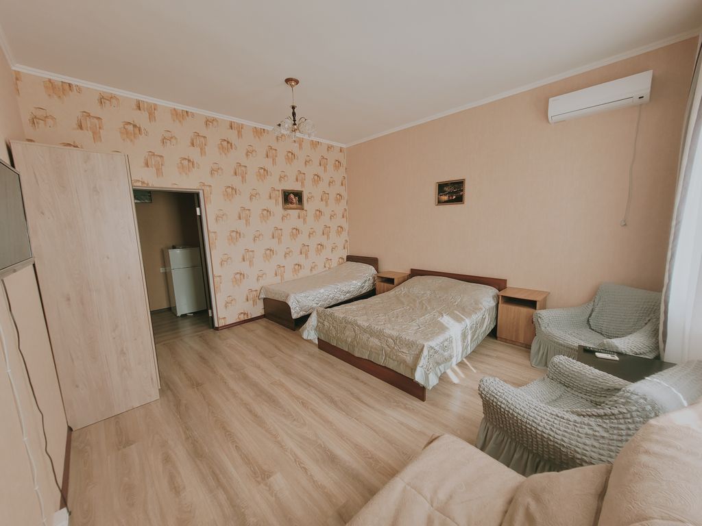 Друзья — Семейный номер люкс с видом на море