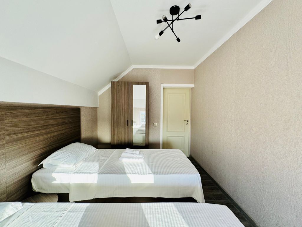 Граф — Семейный номер на мансарде