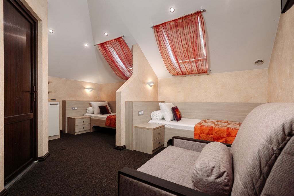 Новое Время — Трёхместный номер Стандарт с двумя раздельными кроватями на уютной мансарде с доп. местом