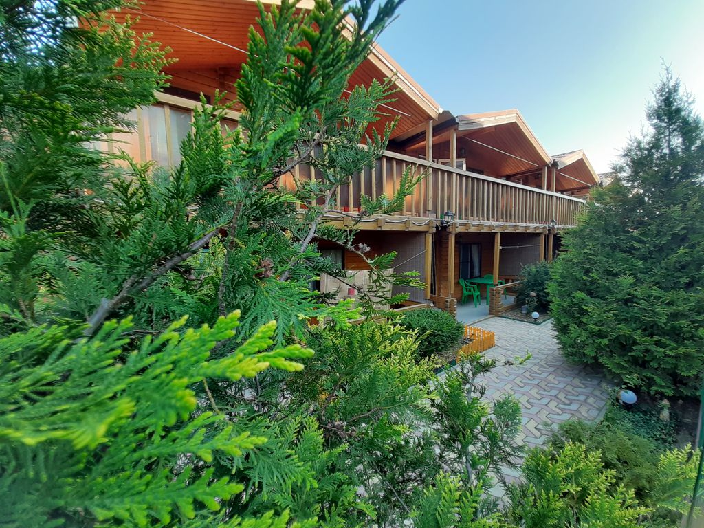 Славянский дворик — Четырёхместный номер Семейный, на 1 этаже с мини кухней и террасой в деревянном доме