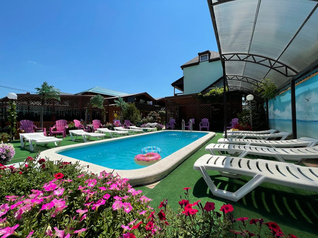 Славянский дворик — Четырёхместный номер уютный на 2 этаже с террасой в деревянном доме