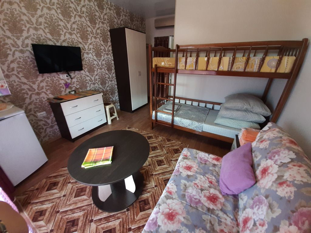 Славянский дворик — Трёхместный номер на 2 этаже с 2-х ярусной кроватью