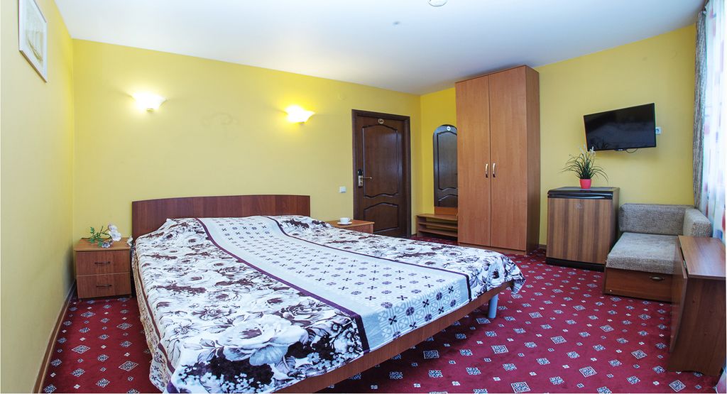 Изумрудный — Двухместный номер с 1 кроватью Двухместный номер с балконом на бассейн с двуспальной кроватью и доп местом